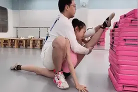 舞蹈生被老师强制开腿270度，练习高难度一字马，痛感超乎想象视频封面