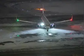 紧急迫降！中国香港飞往马德里的波音777飞机在莫斯科成功迫降视频封面