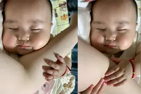 心都化了！宝宝抱着妈妈的胳膊睡觉，吧嗒着小嘴嘴幸福得要冒泡视频封面