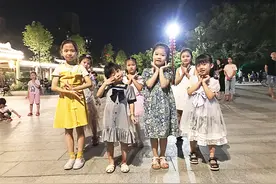 一群小孩跳广场《野花香》最小的还不到3岁，太可爱了