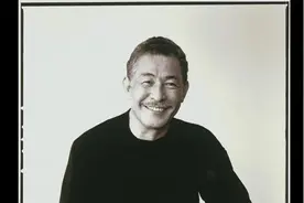 “一块布”的设计哲学，一起走进面料大师三宅一生的故事。视频封面