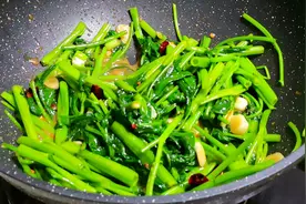 不管炒什么青菜，都不要直接下锅炒，教你小诀窍，翠绿好吃不发黑
