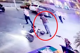 监拍：福建浦城一男子当街持刀行凶 辅警为救人徒手搏斗不幸牺牲视频封面