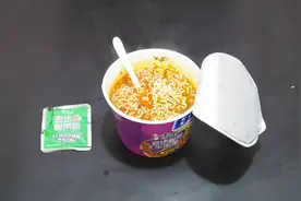 泡方便面，这个料包最后放，美味又营养，下次可别泡错了