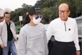 首富李嘉诚与小女友相恋26年，90岁的他为何不给小女友名分？视频封面