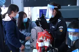 安阳火车站：进京方向旅客接受“二次安检”视频封面