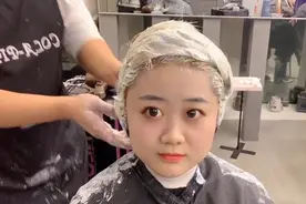 超可爱的圆脸小姐姐第一次漂发，换了薰衣草发色，染完也太仙气啦