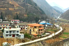 秦岭大山里的新农村，建一栋别墅花费上百万，有钱人都喜欢农村？