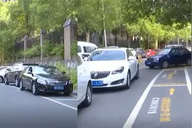 路边停车位成“摆设”，违停车辆隔位停车阻交通视频封面