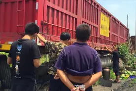 15万买的半挂车，好行情月入二十万，为何却要当废铁卖掉？真可惜视频封面