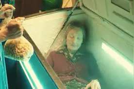 影视：奶奶突然去世，孙女为了继续领她的退休金，将尸体放进冰柜视频封面