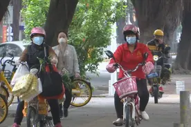 专家：出门没必要戴七八个口罩 可以重复使用视频封面