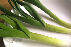原来保存蒜苗这么简单，多加1张纸，半个月都不黄不蔫、新鲜翠绿视频封面
