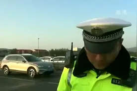 司机自作聪明，每逢限行换车牌，民警察觉将其拦下作出处罚视频封面