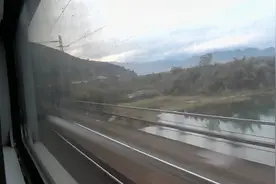 记录京广铁路韶关至广州段，列车过大坑口站开往广州方向。视频封面