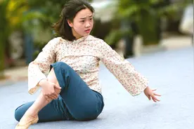 小女孩跳广场舞，大家都来围观，那认真地样子真可爱