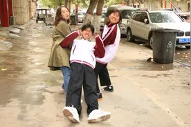 短剧：老师不让一帆玩旋转木马，动手做了一个，让一帆过过眼瘾视频封面