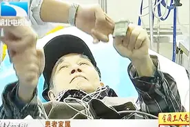 老人突然看不见视野左下方，医生检查发现，病因并不在眼睛