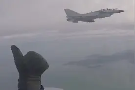 东部战区空军对地实弹射击画面超燃！飞行员全程自主打击视频封面
