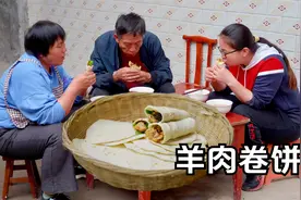 烙几张小薄饼，卷上孜然羊肉和大葱，吃起来美得很！视频封面