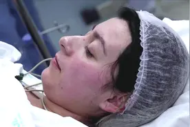 孕妇剖腹产子全过程实录，准妈妈悄悄落泪的样子看得人好心疼她！视频封面