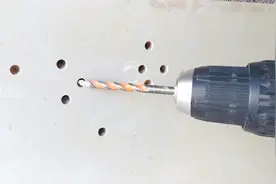 这才是给瓷砖打孔的正确方法，水电工必学技能，怎么打也不会裂开视频封面