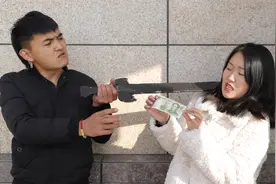 短剧：小伙打劫遇二货美女，一分钱没赚，倒费了5G流量！