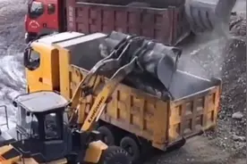 装载机和挖掘机比赛装车，挖掘机装载速度更快