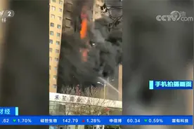 新疆乌鲁木齐一高层居民楼起火  火势较大 浓烟延楼外侧向上翻滚视频封面