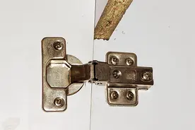 门铰链背面的螺丝孔太大，螺丝钩不住怎么办？教你一招，轻松拧紧