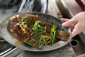 食堂新来一个粤菜厨师，老板让他做个红烧鱼，给他工资8800一个月