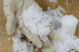 网红“人造雪”无毒无味？专业人员亲测 真的辣眼睛视频封面