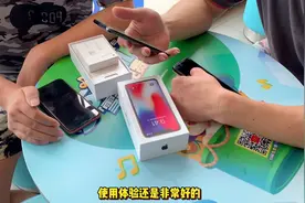 香港老铁来华强北自取iPhone X，不知道怎么用？直接现场教学！视频封面