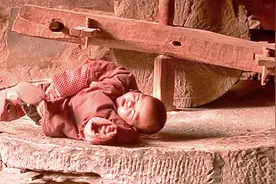 将小孩放在石磨上碾死，日本鬼子的滔天罪行，后人铭记！抗日电影视频封面