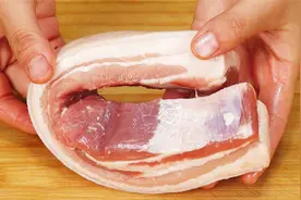 清洗猪肉时，直接用水冲就错了！大厨教你一招，干净卫生无腥味视频封面