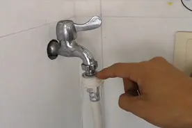 洗衣机水龙头一直漏水接不好，有什么好办法吗？教你一个小窍门