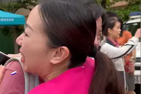 学生吐槽高考数学太难将没书读，母亲相拥安慰视频封面