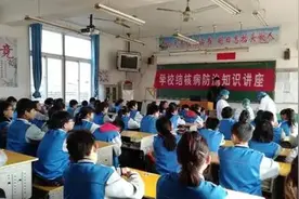 学生在校期间染病家长要求学校担责，当地教育局回应视频封面