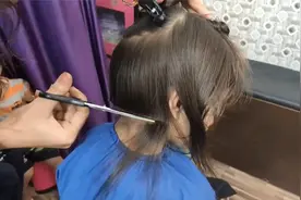 小女孩妈妈为了方便，在家亲自给她剪了个短发，剪完后好看又活泼视频封面