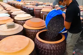 太好玩了！你见过酱油是怎么做的吗？一排排大缸日晒整整180天！视频封面