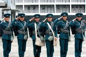 解密中国黄埔军校女兵，训练标准与男兵无异，以严格的军规律人！视频封面