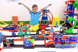 儿童乐园；小明的赛车被弟弟搞坏，妈妈帮他们做了一个赛车跑道!!视频封面