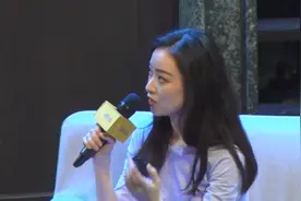 倪妮穿紧身泳装炫身材！侧腰镂空露出一大片，趴泳装边脸上全是水视频封面