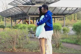 搞笑：女朋友被宝马男抢走了，男子苦苦挽留，结局太现实了视频封面