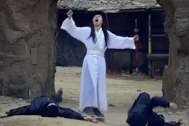 吃晚饭时，千万控制好你的面部表情，别笑太大声！