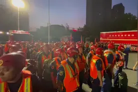紧急驰援！湖北365名消防员奔赴河南抗洪一线视频封面