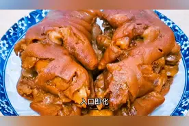 做红烧猪蹄时，不要直接下锅炖，记住方法诀窍，色泽红亮好吃不腻