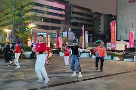 一环卫大叔跟跳广场舞，动作令人捧腹大笑，一起来感受这健康快乐视频封面