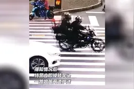 女朋友急需送医，男子在路口招手向特警求助，看到对面招手秒懂视频封面