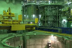 看看核反应堆的启动过程，启动完毕后会发出淡蓝色的光